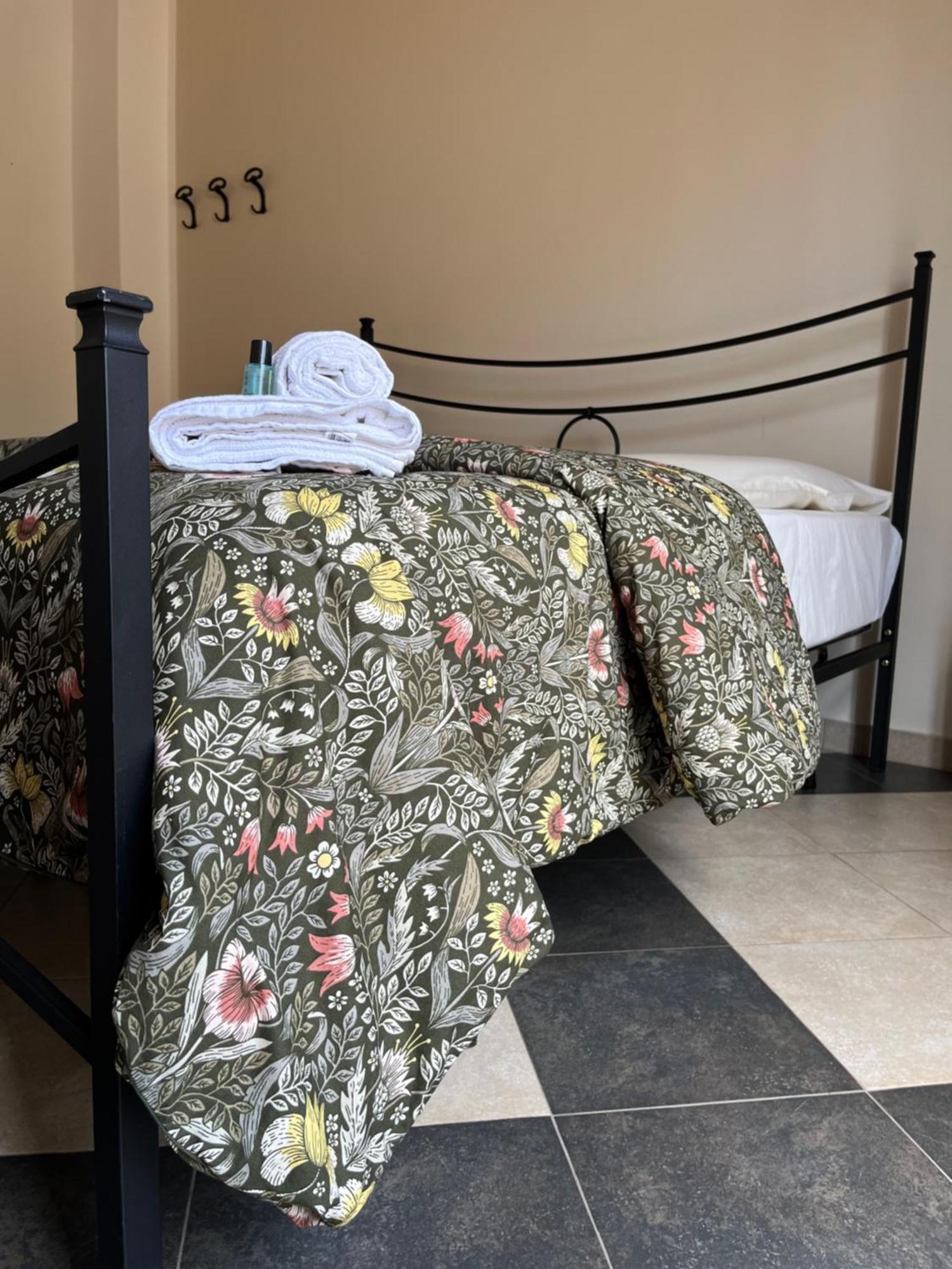 B & B Jasmine Santa Teresa Di Riva Buitenkant foto